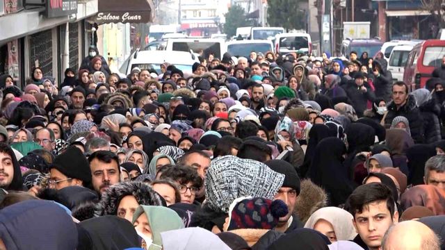 Bursa'da Zücaciye Mağazasının Açılışında İzdiham Bursa'da Zücaciye Mağazasının Açılışında İzdiham