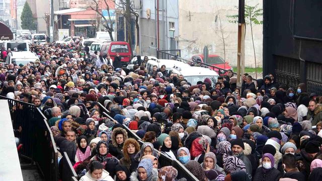 Bursa'da Zücaciye Mağazasının Açılışında İzdiham Bursa'da Zücaciye Mağazasının Açılışında İzdiham