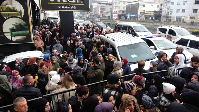 Bursa'da Zücaciye Mağazasının Açılışında İzdiham Bursa'da Zücaciye Mağazasının Açılışında İzdiham