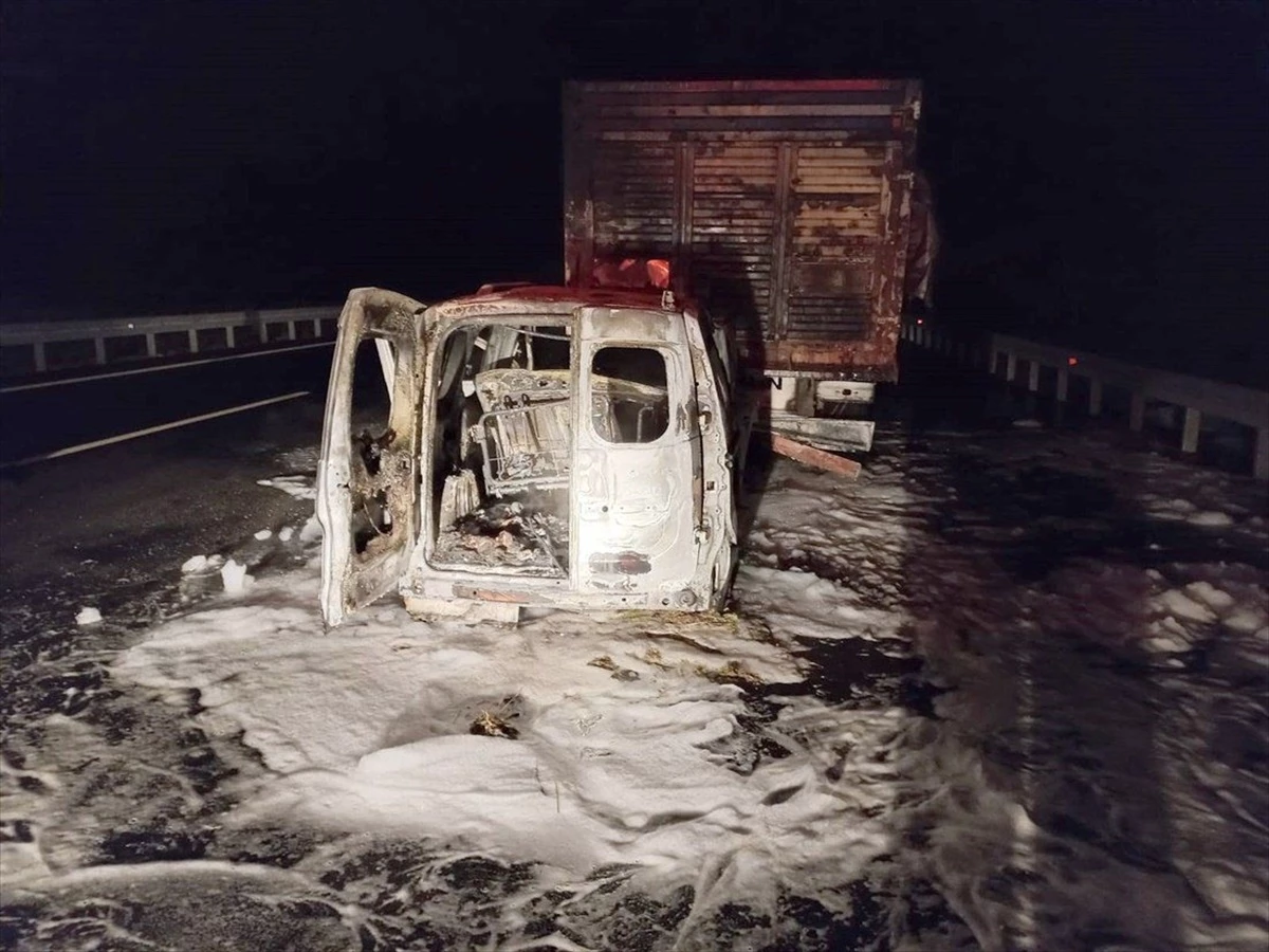 Çanakkale\'de kamyona çarparak alev alan hafif ticari aracın sürücüsü yaralandı