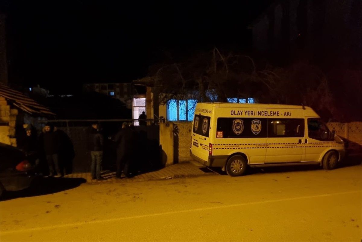 Çorum\'un Alaca ilçesinde 82 yaşındaki bir kişi evinin bahçesinde ölü bulundu