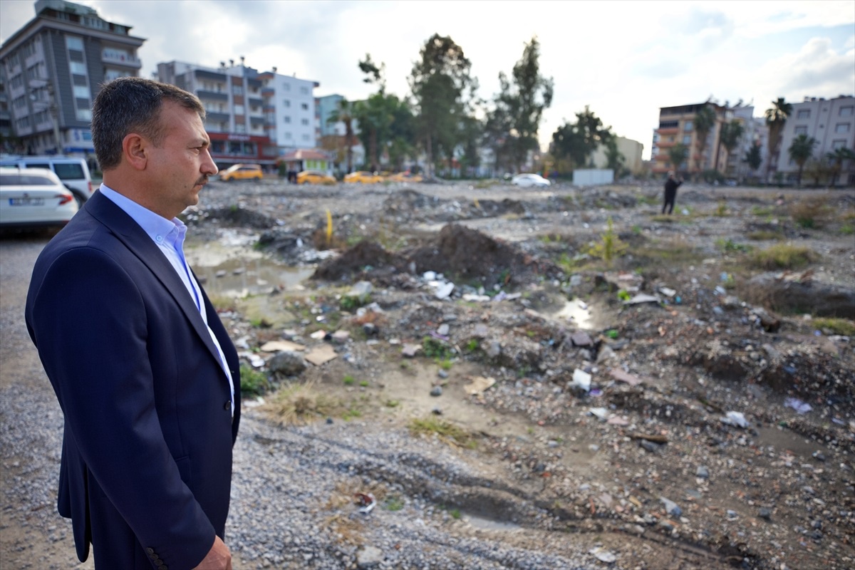 Osmaniye\'de depremde ailesini kaybeden baba, fotoğraflarla teselli buluyor