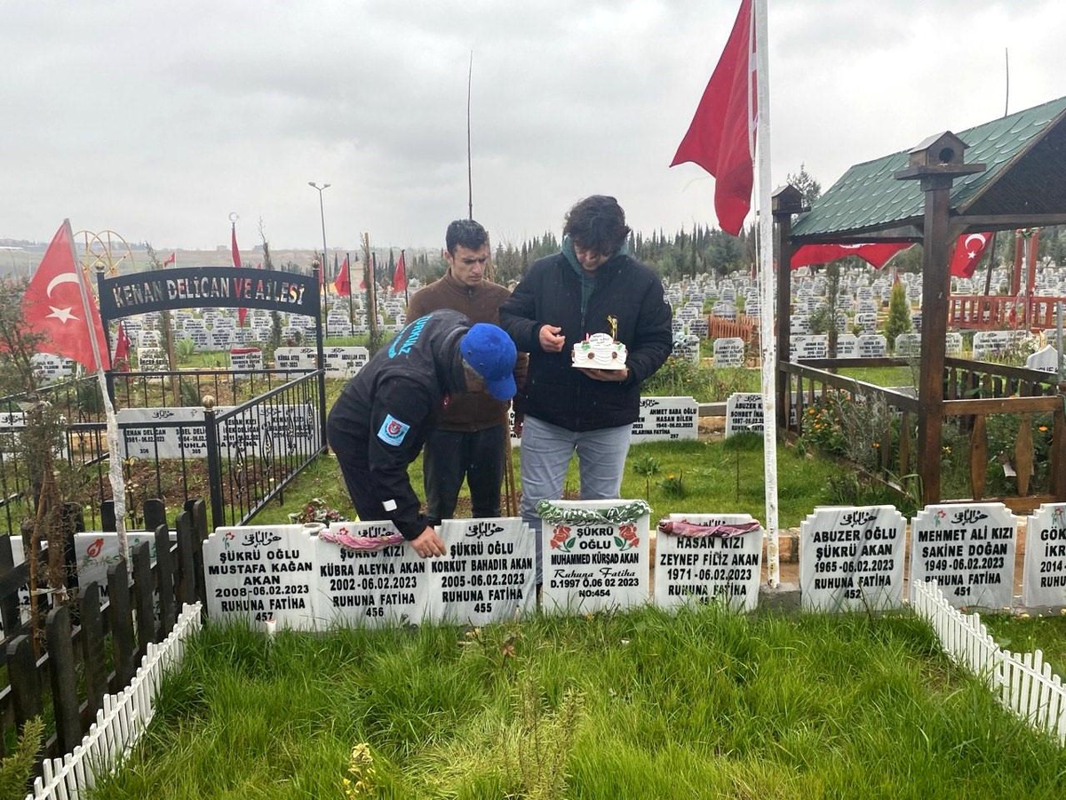 Depremde hayatını kaybeden genç için doğum günü pastası mezar taşına bırakıldı