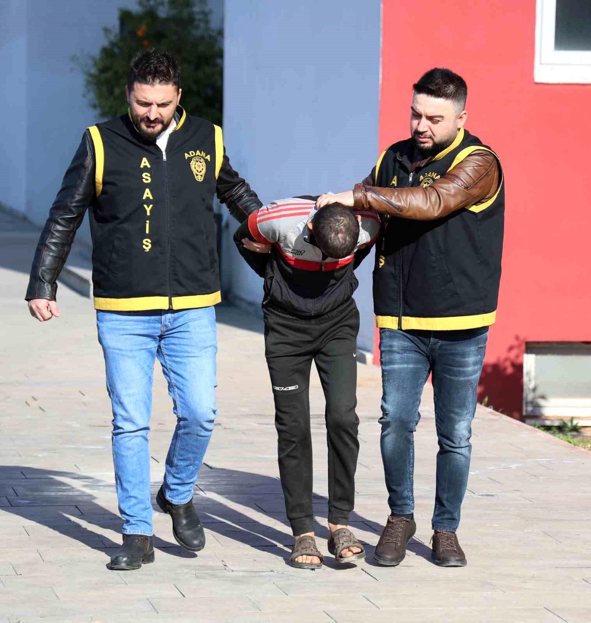 Adana\'da Çocuğuyla Hırsızlık Yapan Şüpheli Tutuklandı