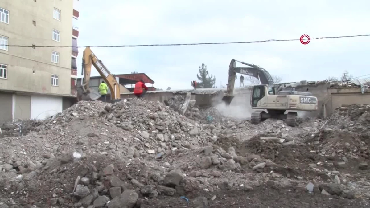 Diyarbakır\'da hasarlı binaların yıkımı sürüyor
