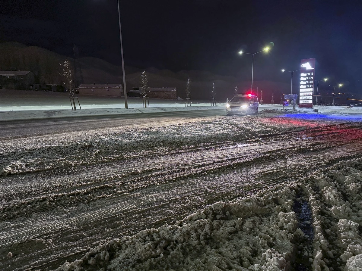 Erzurum, Ardahan ve Kars\'ta Kar Yağışı ve Tipi Nedeniyle Yollar Kapandı