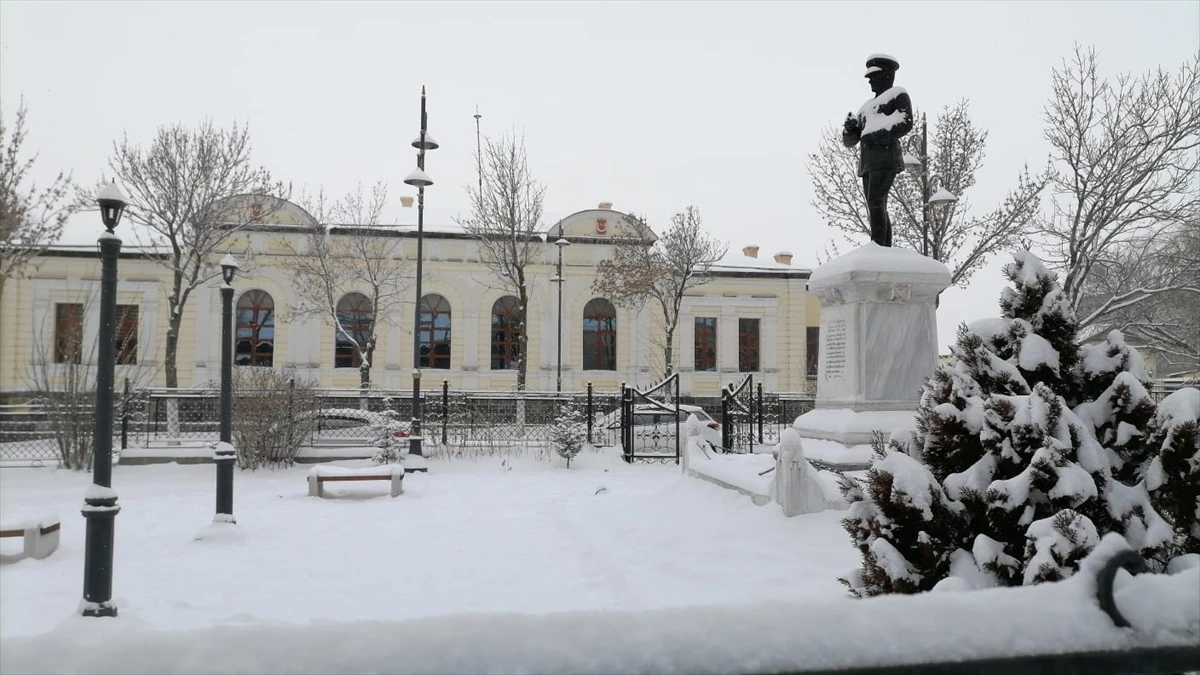 Doğu Anadolu Bölgesi\'nde Kar Yağışı Hayatı Olumsuz Etkiliyor