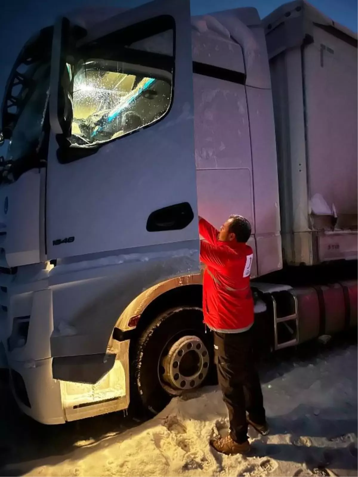 Erzurum'da Yağış Nedeniyle Yolda Kalanlara İçecek İkramı