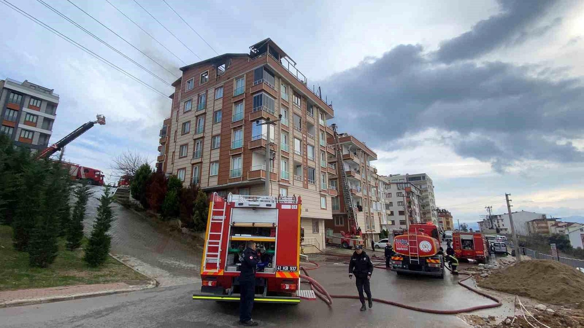 Gebze\'de 6 Katlı Apartmanda Yangın Çıktı