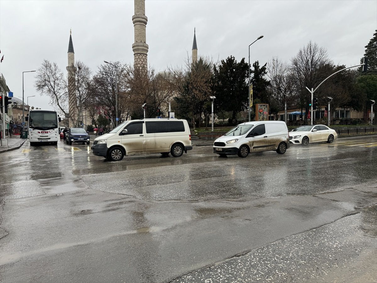 Edirne\'de Sağanak Yağış Hayatı Olumsuz Etkiliyor