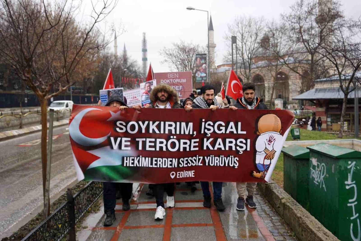 Edirne\'de Tıp Fakültesi Öğrencileri İsrail\'i Protesto Etti