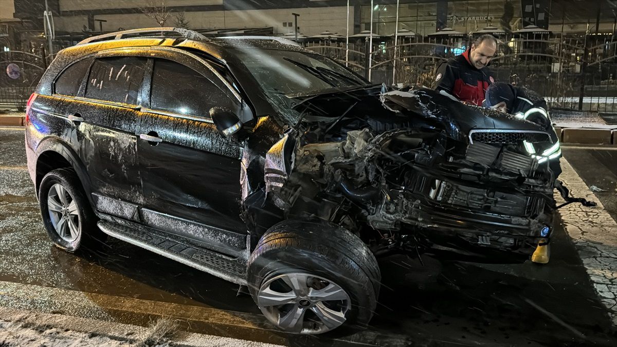 Elazığ\'da otomobilin refüje çarparak devrilmesi sonucu 6 kişi yaralandı