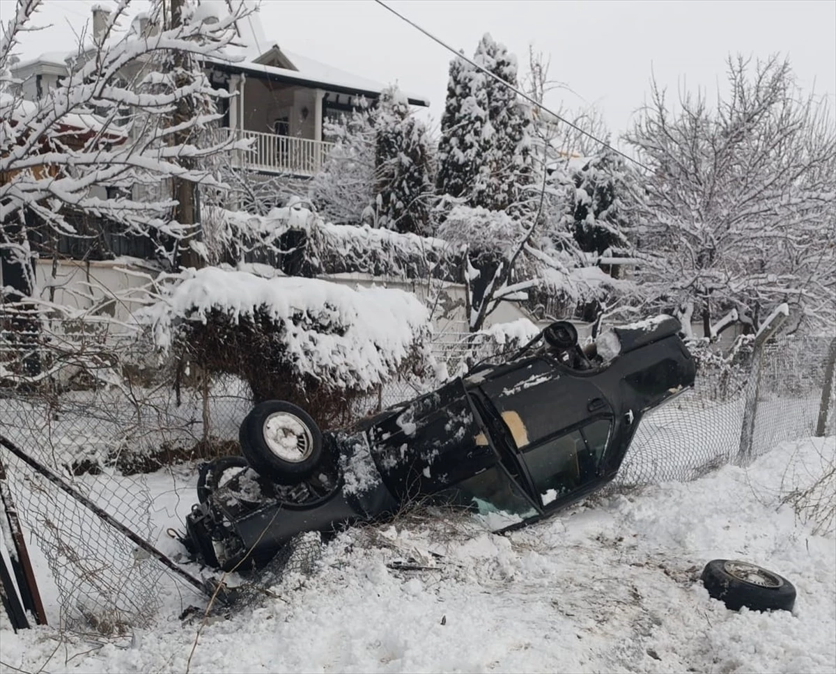 Elazığ\'da otomobil devrilmesi sonucu 5 kişi yaralandı