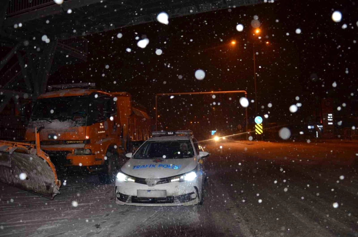 Erzincan\'da kar ve tipi etkili oldu, trafik kazasında 2 kişi yaralandı