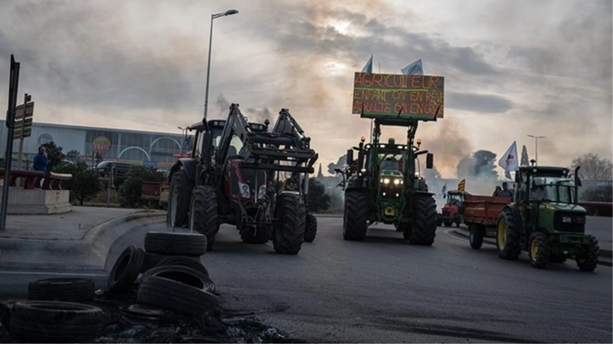 Fransa\'da çiftçilerin eylemi sırasında gümrük ofisi ateşe verildi