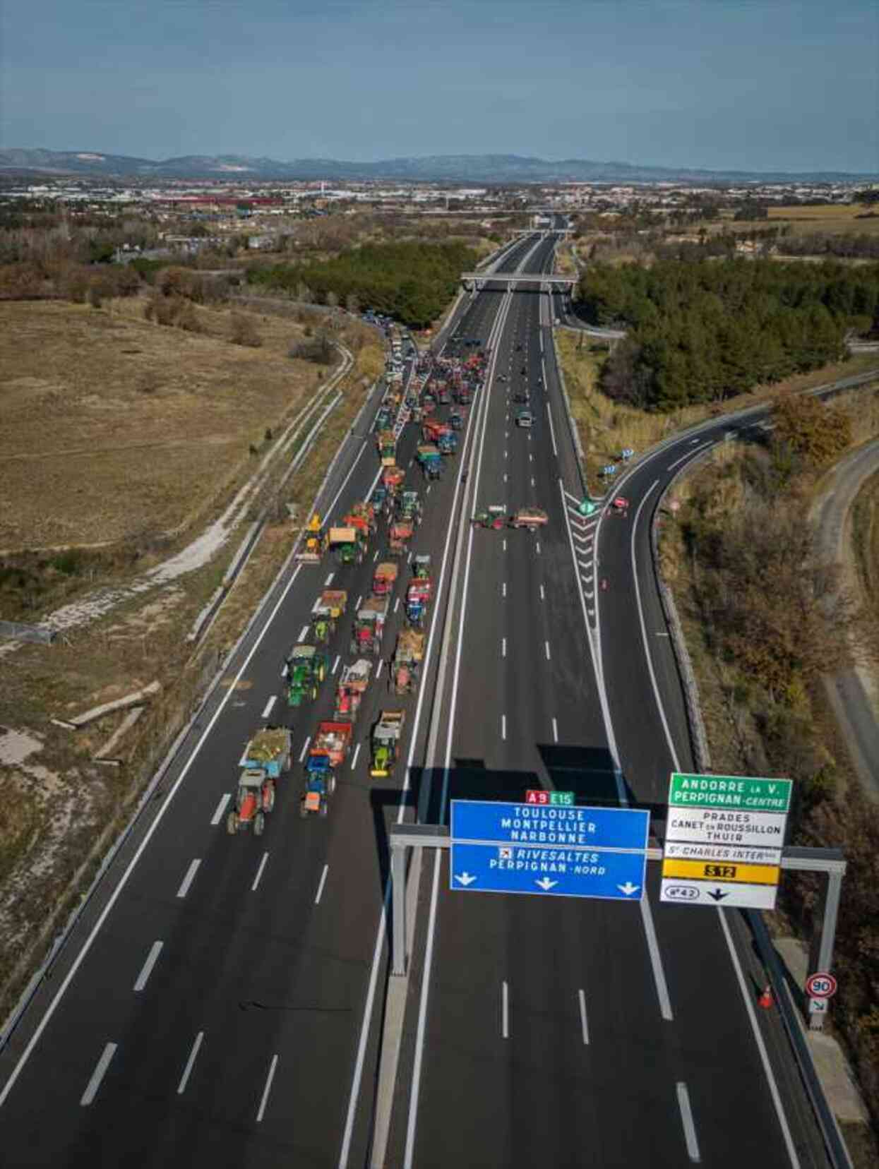 Fransa'da eylemler büyüyor! Çiftçiler gümrük ofisini ateşe verdi, sendikaların hedefinde başkent var