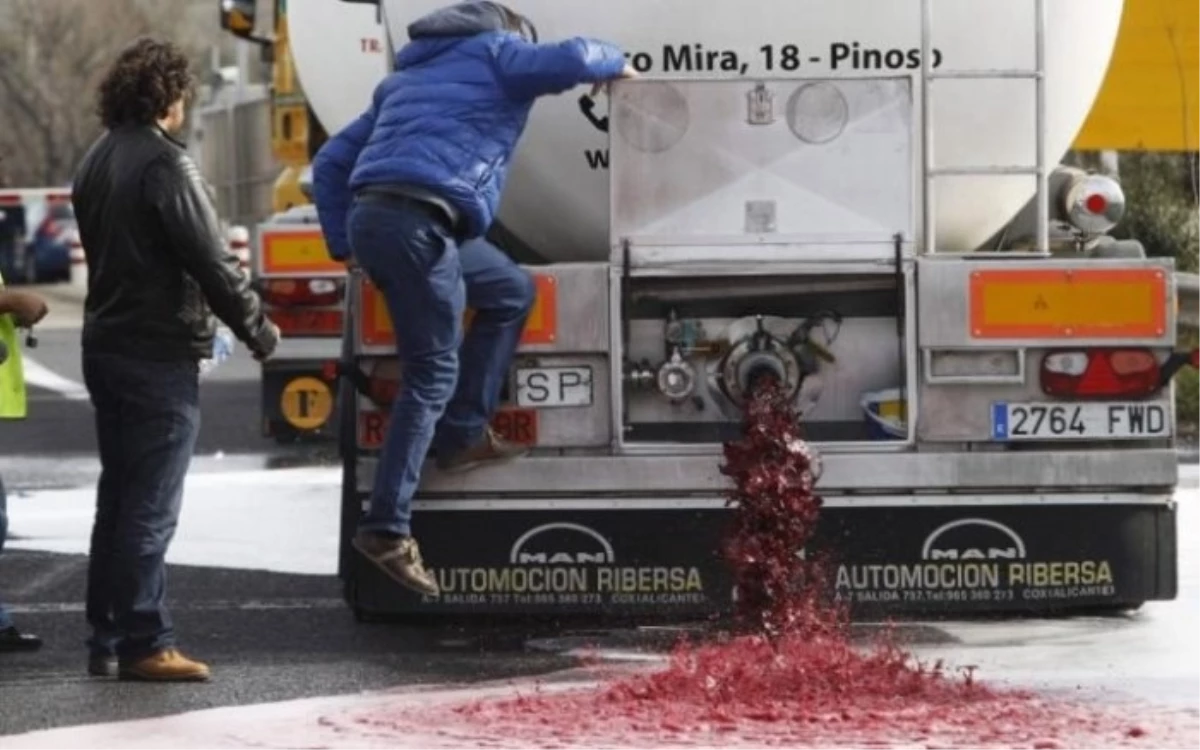 Fransa\'da şarap üreticilerinden protesto: Binlerce litre şarabı yola döktüler