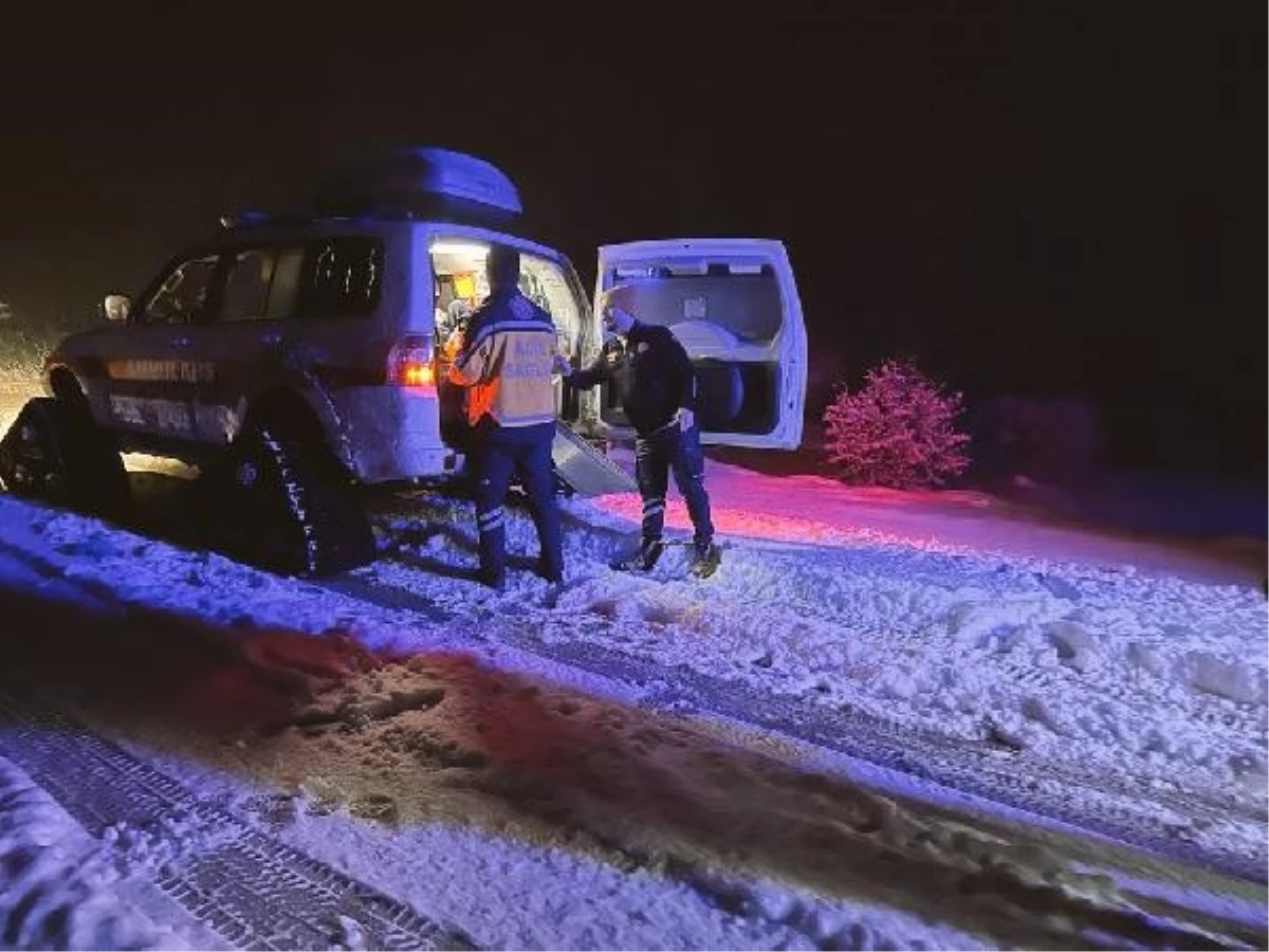 Tansiyon Hastası Karla Kaplı Bölgeye Paletli Ambulansla Götürüldü