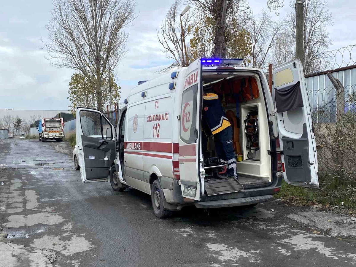 Bahçelievler\'deki Geri Dönüşüm Fabrikasında Yangın: 4 İşçi Hastaneye Kaldırıldı