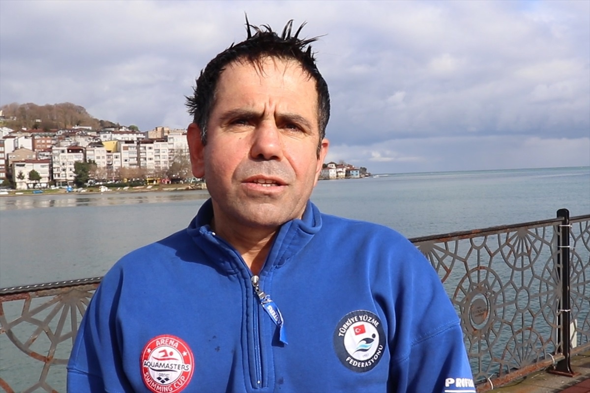 Soğuk Havaya Rağmen Denizde Yüzen Dr. Cemal Gümüş