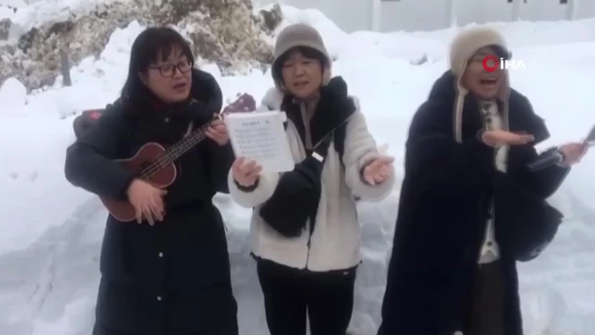 Güney Koreli Turistler Kar Çalışması Öncesi Şarkılar Söyledi