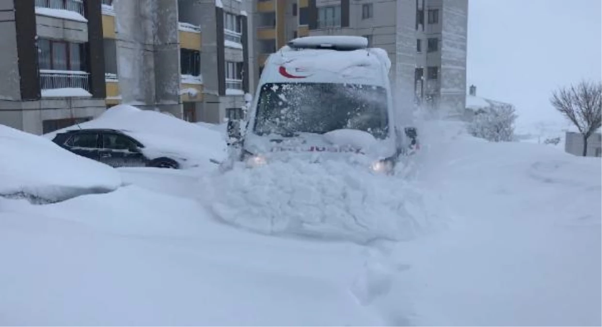 Hakkari ve çevresinde yoğun kar yağışı: 355 köy ve mezra yolu ulaşıma kapandı