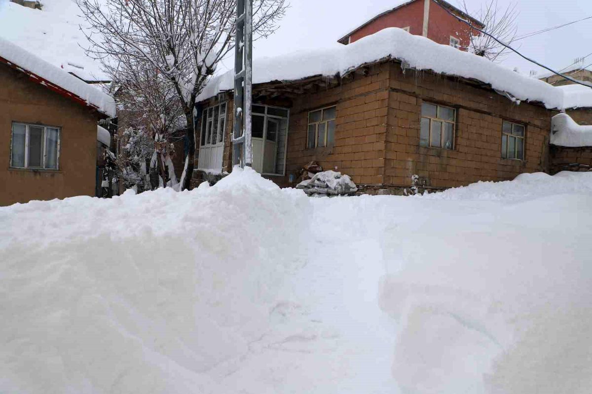 Hakkari\'de 355 yerleşim yerinin yolu kar yağışı nedeniyle kapandı