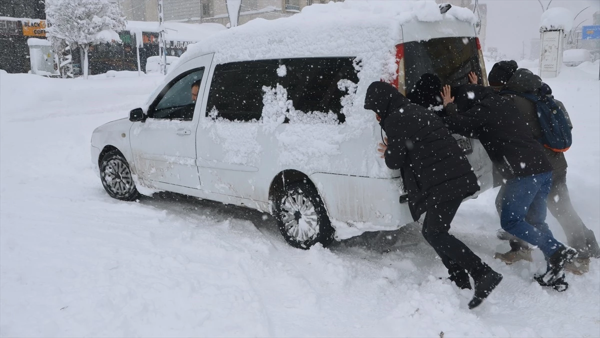 Hakkari\'de Yoğun Kar Yağışı: Evler ve Araçlar Karla Kaplandı