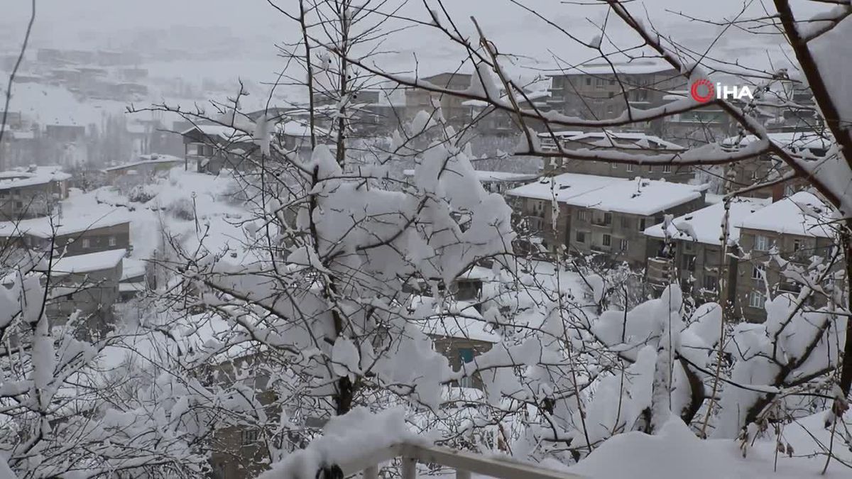 Hakkari\'de Yoğun Kar Yağışı Sonrası Şehir Gömüldü