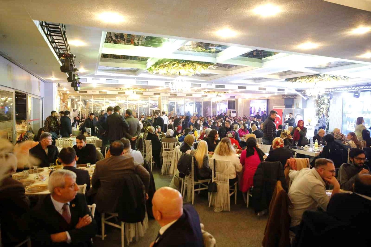 AK Parti Eskişehir Büyükşehir Belediye Başkan Adayı Nebi Hatipoğlu, Cumhur İttifakı İl ve İlçe Yönetim Kurulu üyeleriyle yemek organizasyonunda bir araya geldi