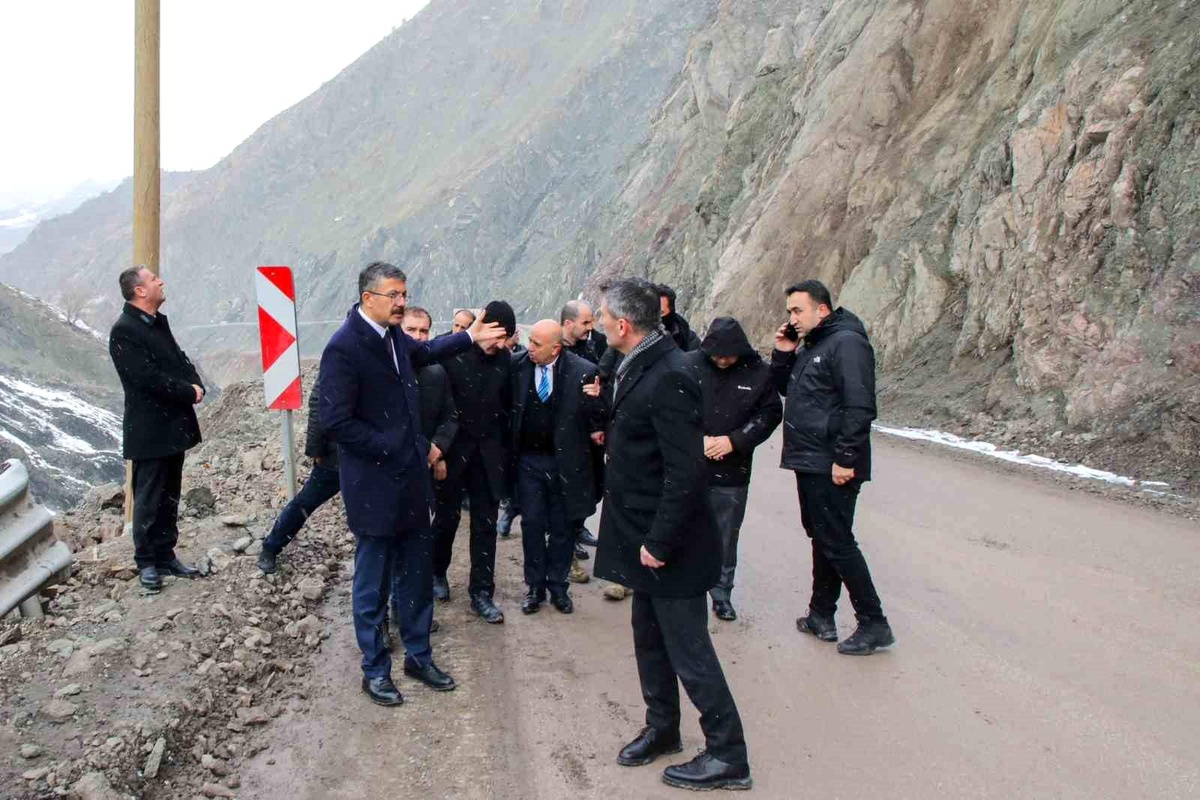 Hakkari Valisi ve Belediye Başkan Vekili Ali Çelik, Yüksekova\'da Heyelan ve Tünel Çalışmalarını İnceledi
