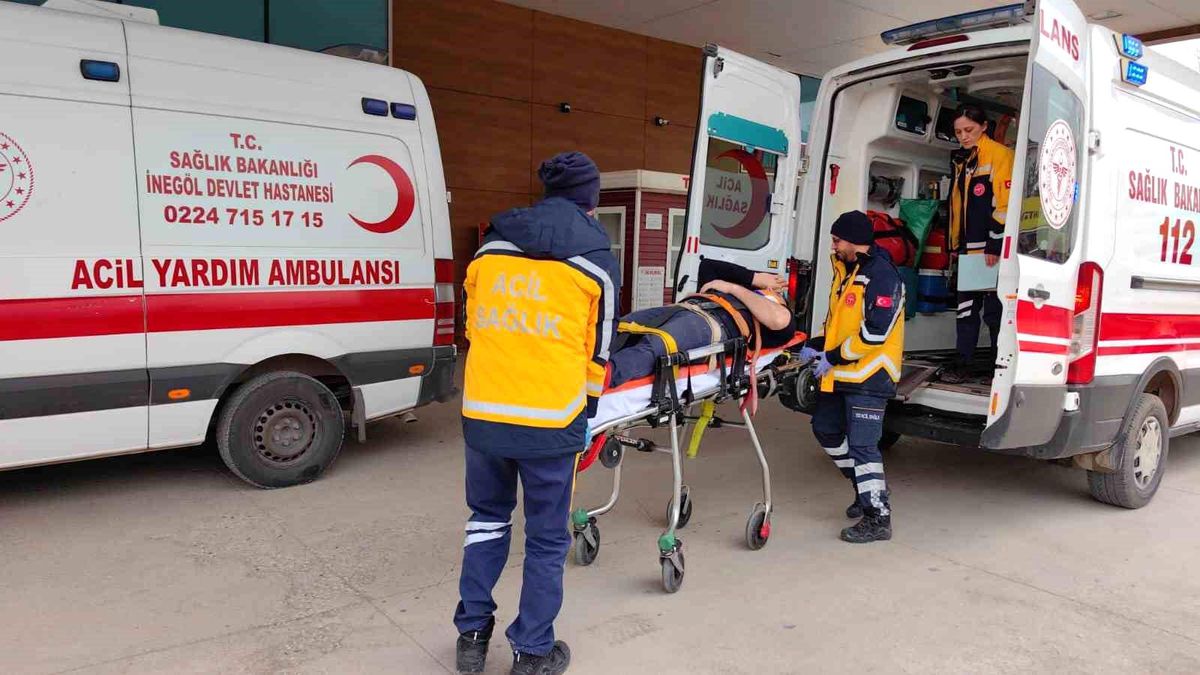 İnegöl\'de inşaat işçisi merdiven boşluğuna düşerek yaralandı