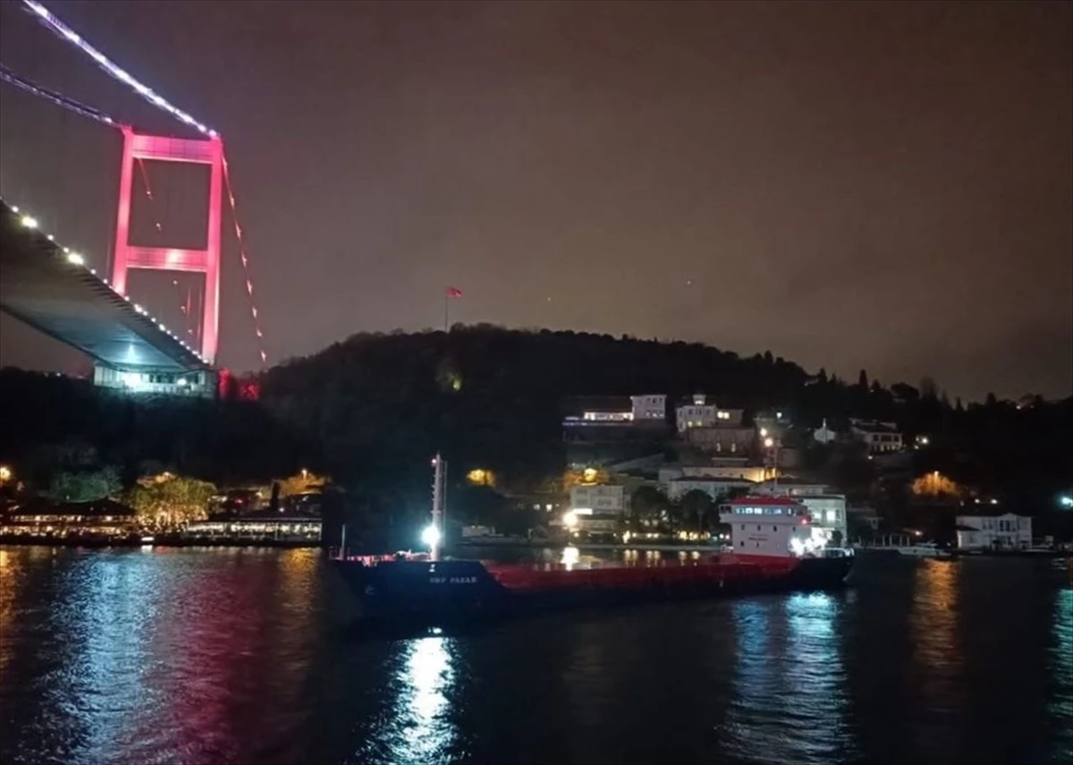 İstanbul Boğazı\'ndaki trafik arızalanan genel kargo gemisi nedeniyle askıya alındı