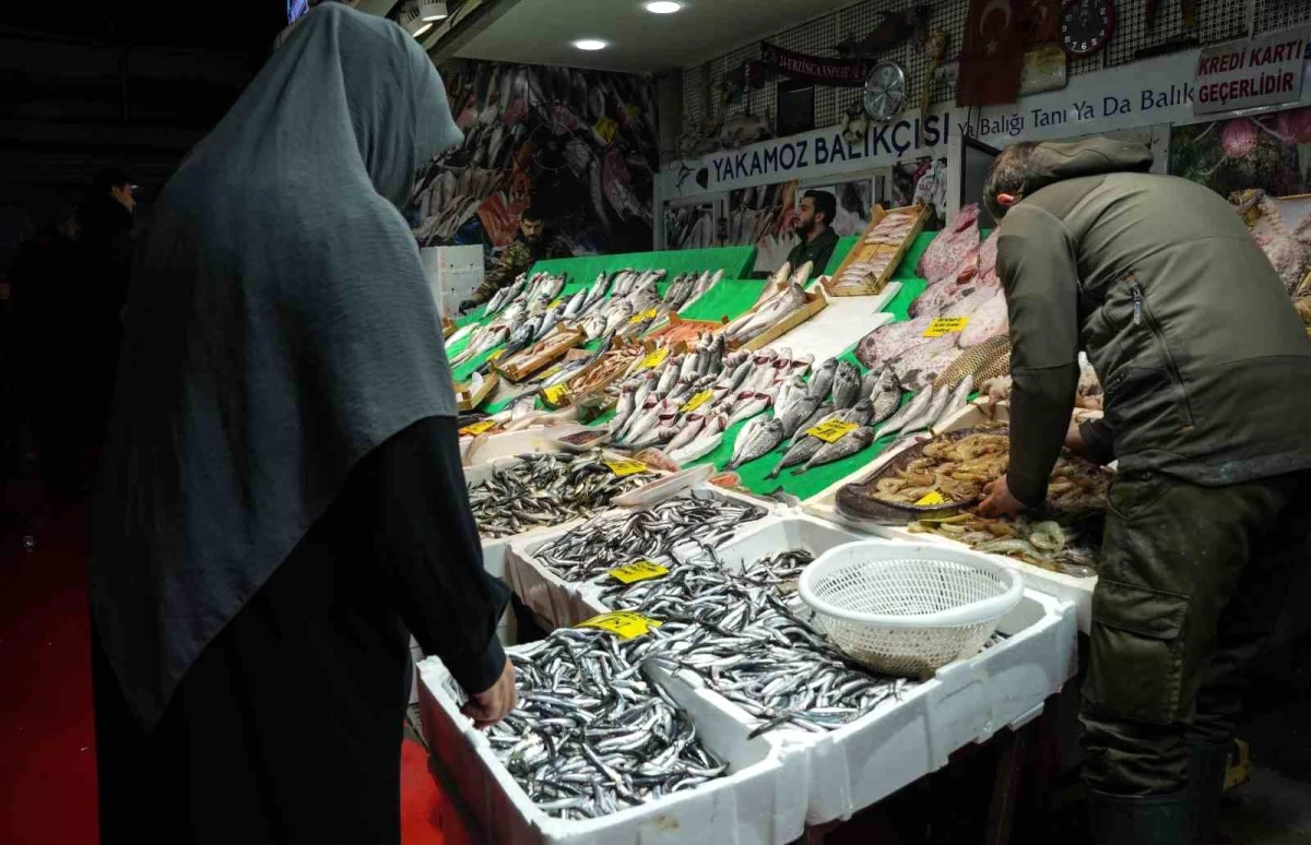 İstanbul\'da Fırtınanın Ardından Balık Fiyatları Düştü
