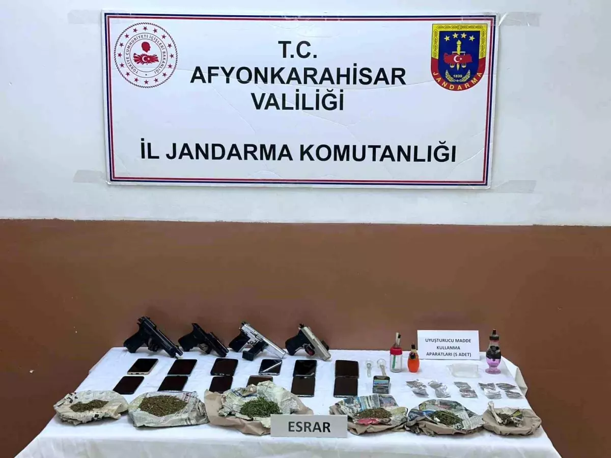 Afyonkarahisar\'da Uyuşturucu Operasyonu: 190 Gram Esrar ve 4 Kurusıkı Tabanca Ele Geçirildi