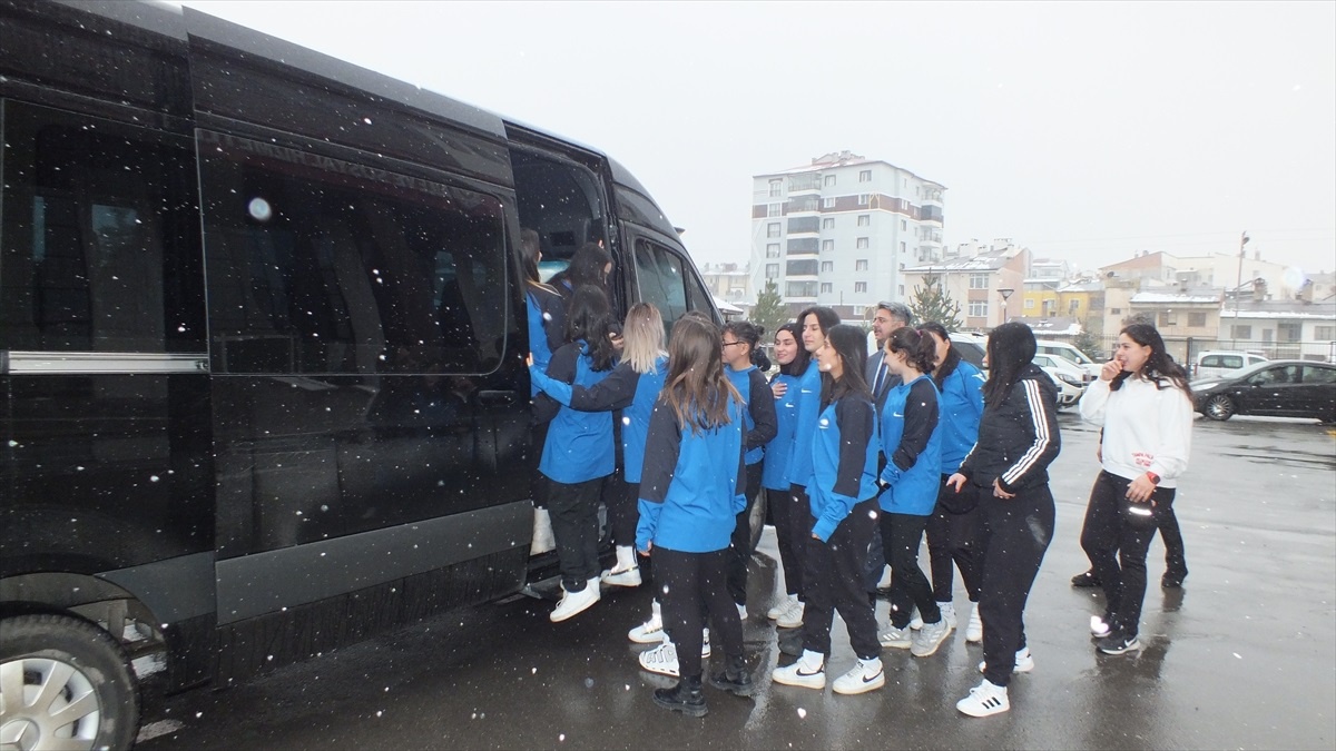 Sivas Aile ve Sosyal Hizmetler İl Müdürlüğü Kadın Futbol Takımı Polatlıspor deplasmanına uğurlandı