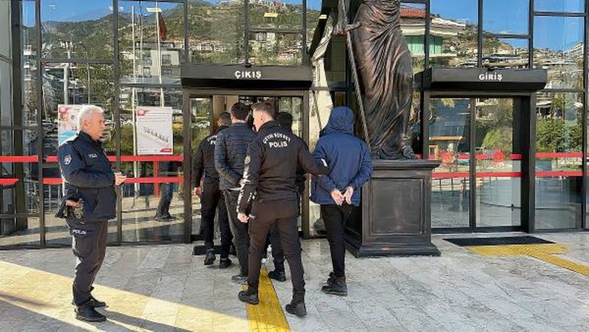 Alanya'da suç örgütü lideri ve 11 şüpheli tutuklandı