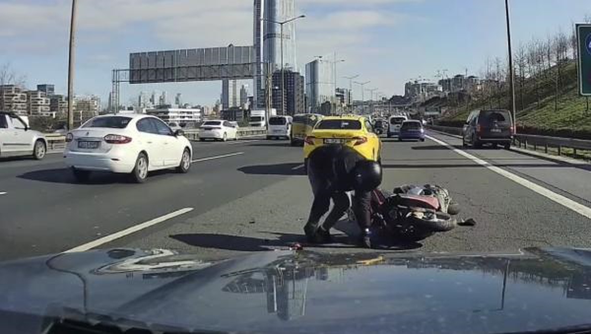 TEM Otoyolu\'nda motosikletli aynasını kırdı, taksiye çarptı