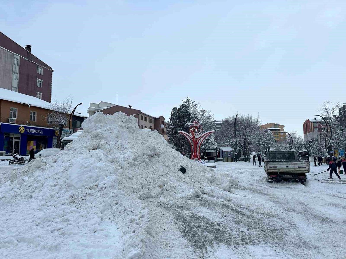 Kars\'ın Kağızman ilçesinde kar yağışıyla birlikte ulaşım aksadı