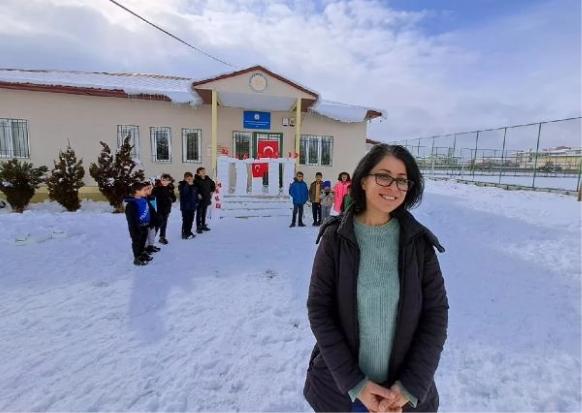 Erciş\'te Öğretmenler ve Öğrenciler Kardan Anıtkabir Yaptı