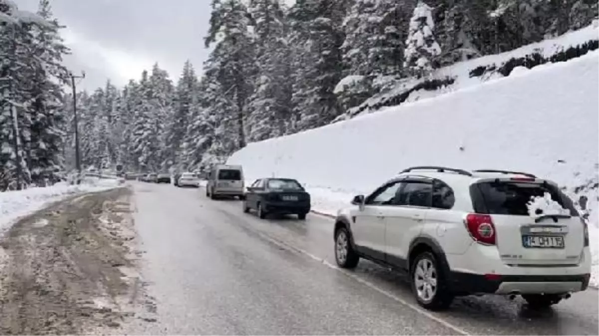 Abant Milli Parkı'na Tatilciler Uzun Araç Kuyrukları Oluşturdu