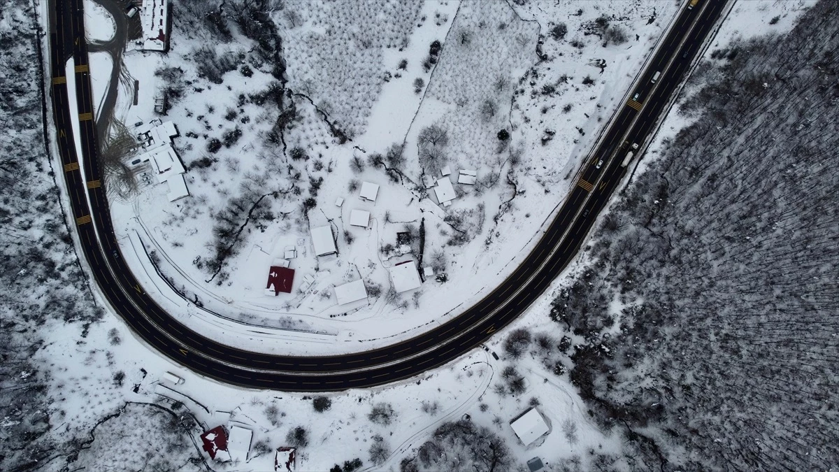 Karla kaplanan D-100 kara yolunun Bolu Dağı kesimi dronla görüntülendi