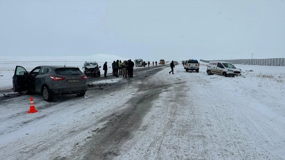 Kars\'ta 3 araçlı zincirleme trafik kazasında 9 kişi yaralandı