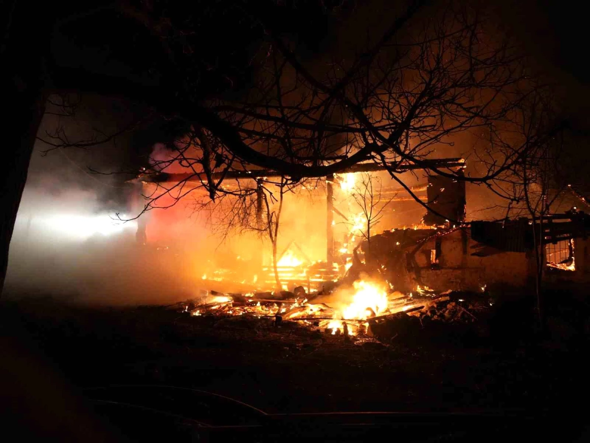 Kastamonu\'da iki katlı ahşap evde çıkan yangın söndürüldü