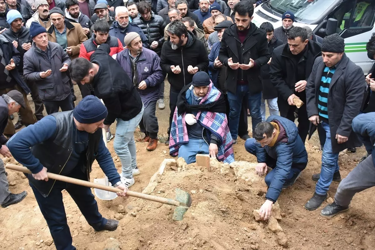 Kastamonu\'da otobüs kazasında hayatını kaybeden 6 kişiden biri Boyabat\'ta defnedildi