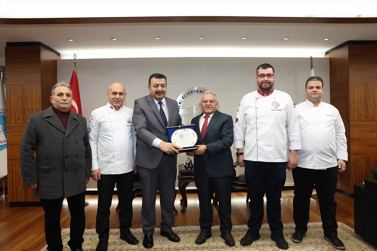 Kayseri Büyükşehir Belediye Başkanı Memduh Büyükkılıç, Lokantacılar ve Pastacılar Odası Başkanı ve Yönetimini Misafir Etti