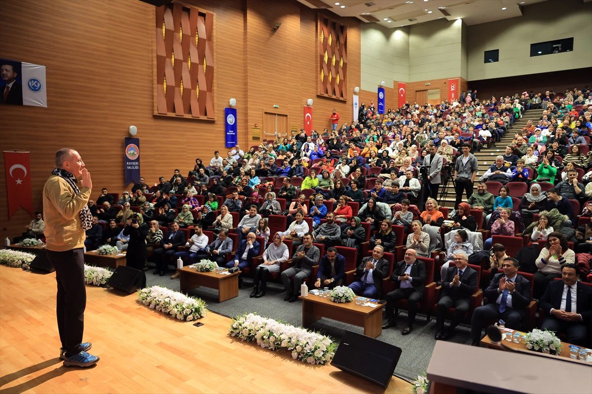 Kayseri\'de "Dijital dünyada çocuk ve ebeveyn olmak" konulu konferans düzenlendi