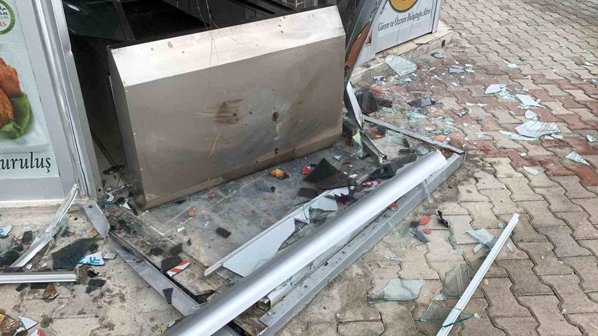 Karaman\'da hafif ticari araç tavuk pişirme makinesine çarptı, yaşlı kadın yaralandı