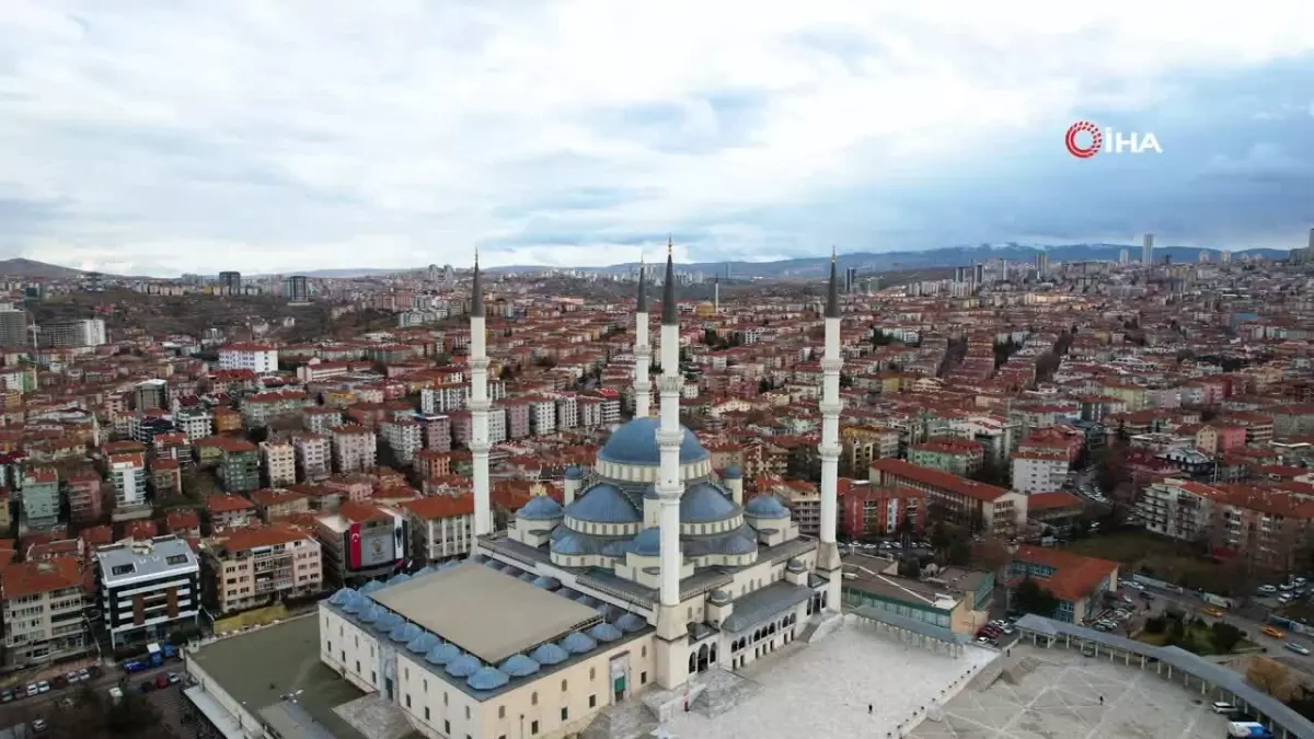 Kocatepe Camii'nin gökyüzü ile buluşması böyle görüntülendi