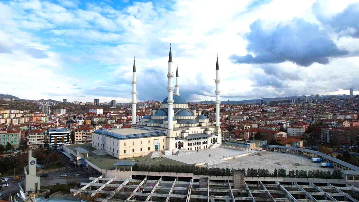 Kocatepe Camii\'nin gökyüzü ile uyumu havadan görüntülendi
